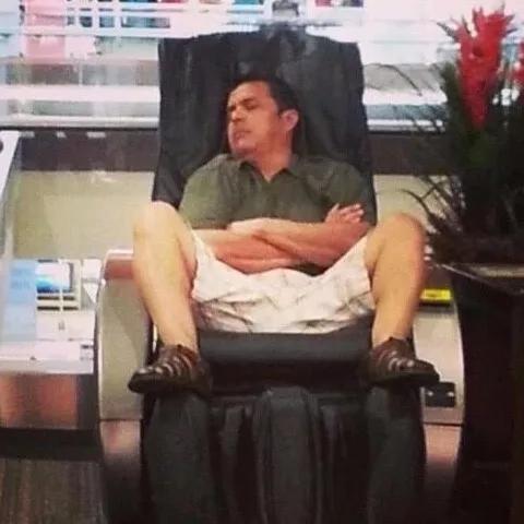 如何解决男性在女性内衣店的生存问题？||莓眼看