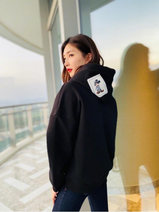 江疏影端庄大方,江疏影偷偷整理礼服