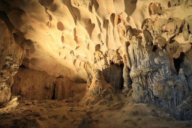 这里虽然风景如画人们生活的却很凄惨没日没夜的追着大船讨生活