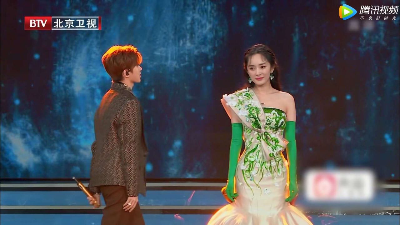 北京春晚杨幂走秀,杨幂春晚走秀高清图片