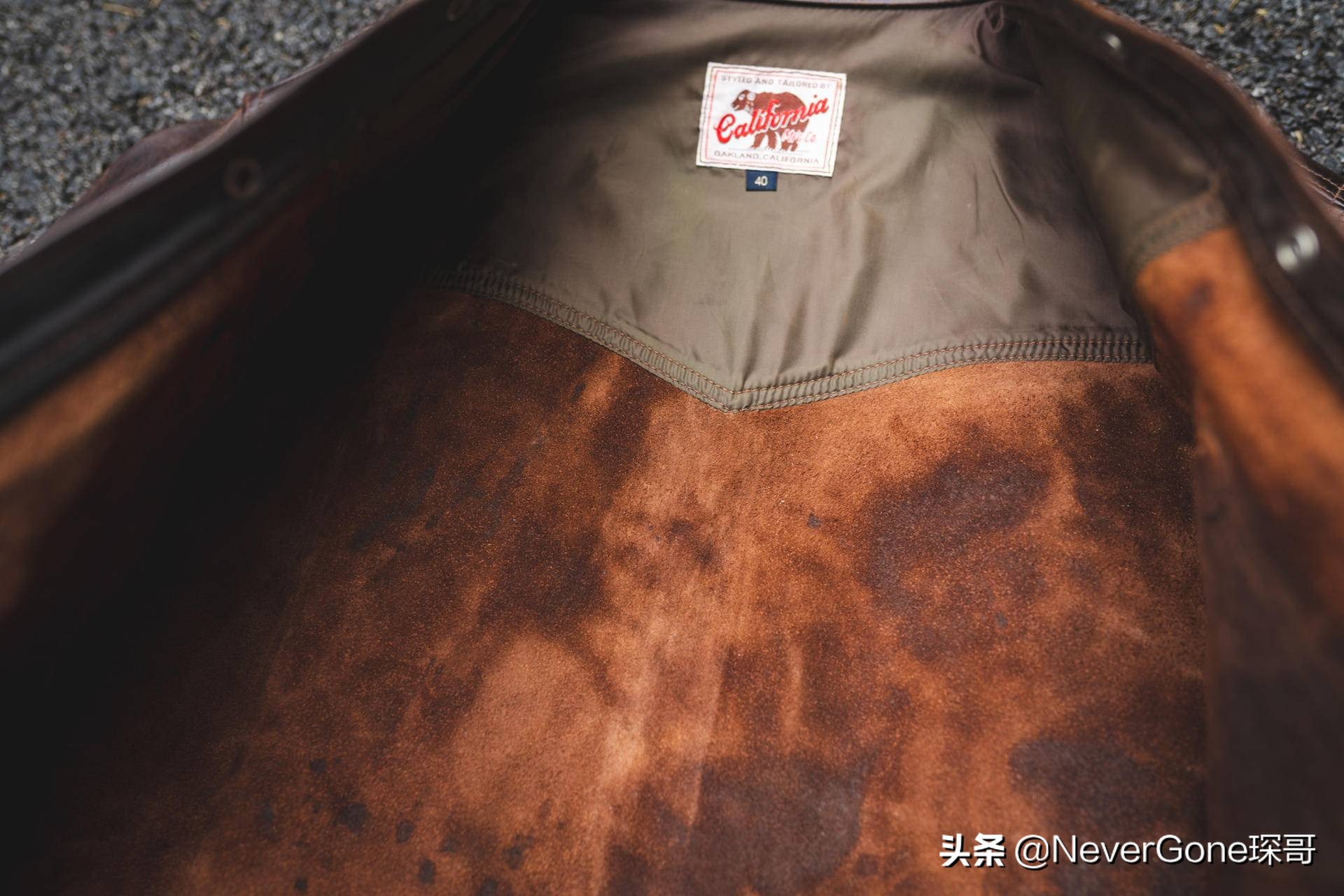 一件灰衬衫,一件美特斯邦威衬衫