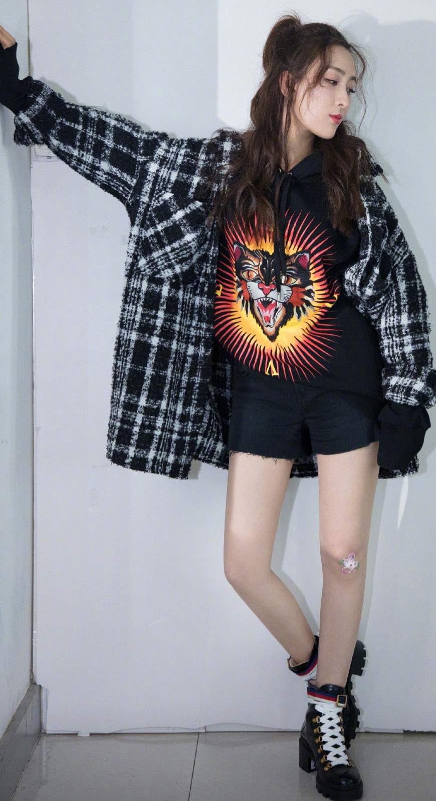 马苏无惧别人眼光，硬穿抹胸礼服“撑”出凹凸感，弯腰瞬间太撩人