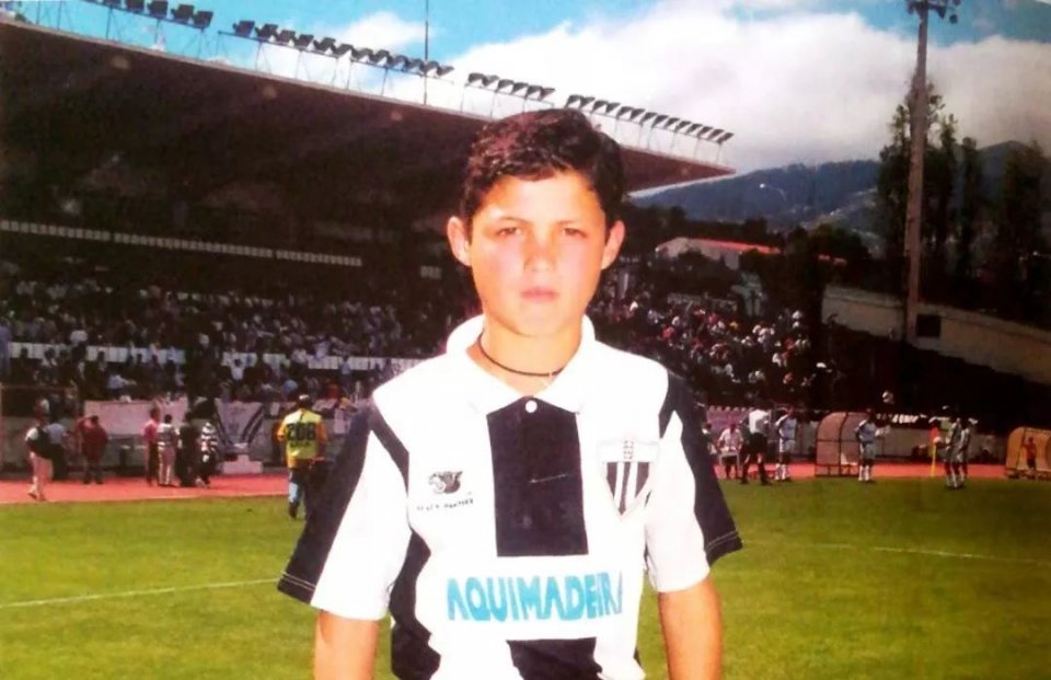 看c罗训练足球,c罗看球场小时候