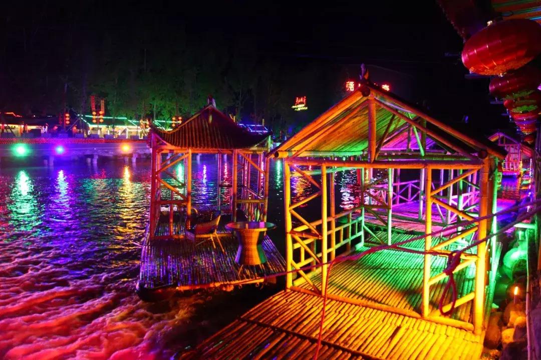 墨子古街观光小火车,中原雪乡晚上