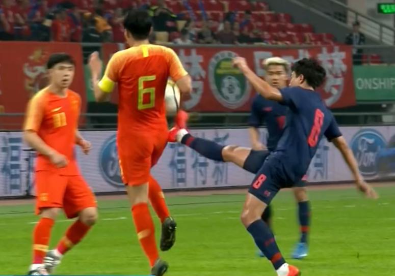 国足一场比赛三个失误名场面,国足1:3名场面