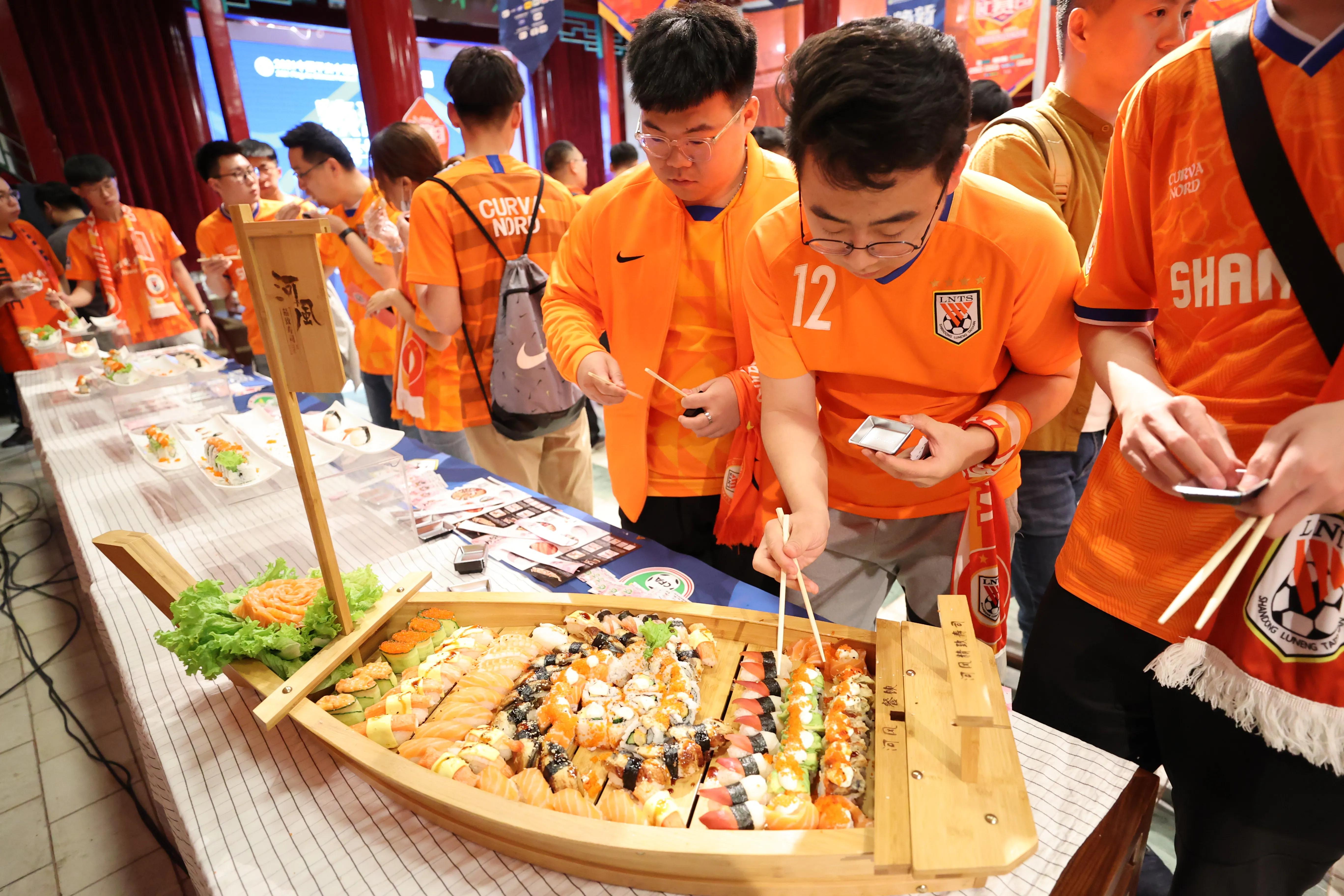 愿岁月可回首且以深情共白头解释,青葱岁月已逝唯有足球不可辜负