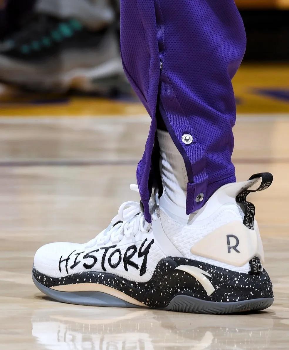 nba球员上脚安踏,nba球员上脚球鞋欧文4绿橙粉