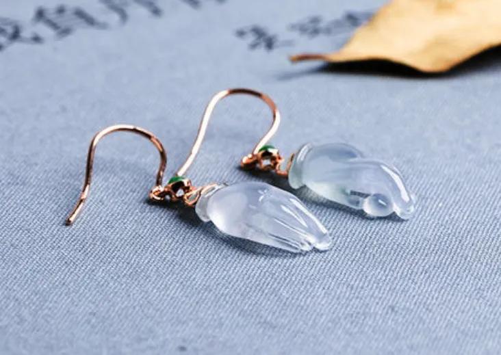 被誉为“福气之手”的翡翠佛手有啥款式？翡翠佛手适合哪些人戴？