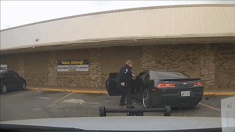 国外真实枪战火拼,美国匪徒与警察枪战视频