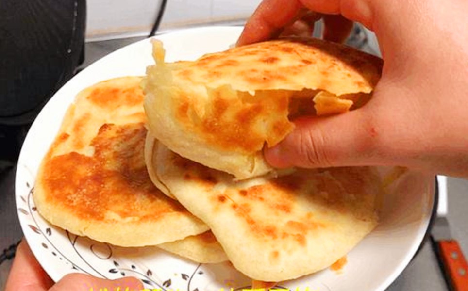 一碗面粉两个鸡蛋香甜又酥脆,面粉鸡蛋简单早餐10分钟搞定