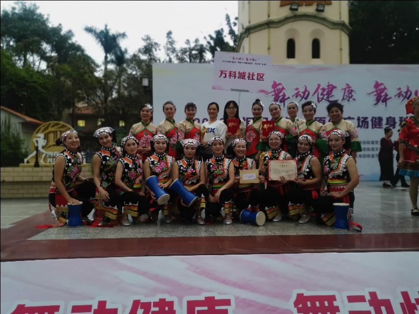 老年秧歌队庆祝元宵节,赞美老年秧歌队