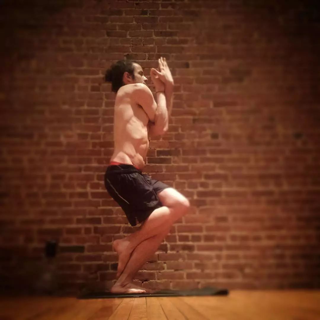 把厚外套穿了个遍，还是冻手冻脚，还差这些体式让身体“热”起来