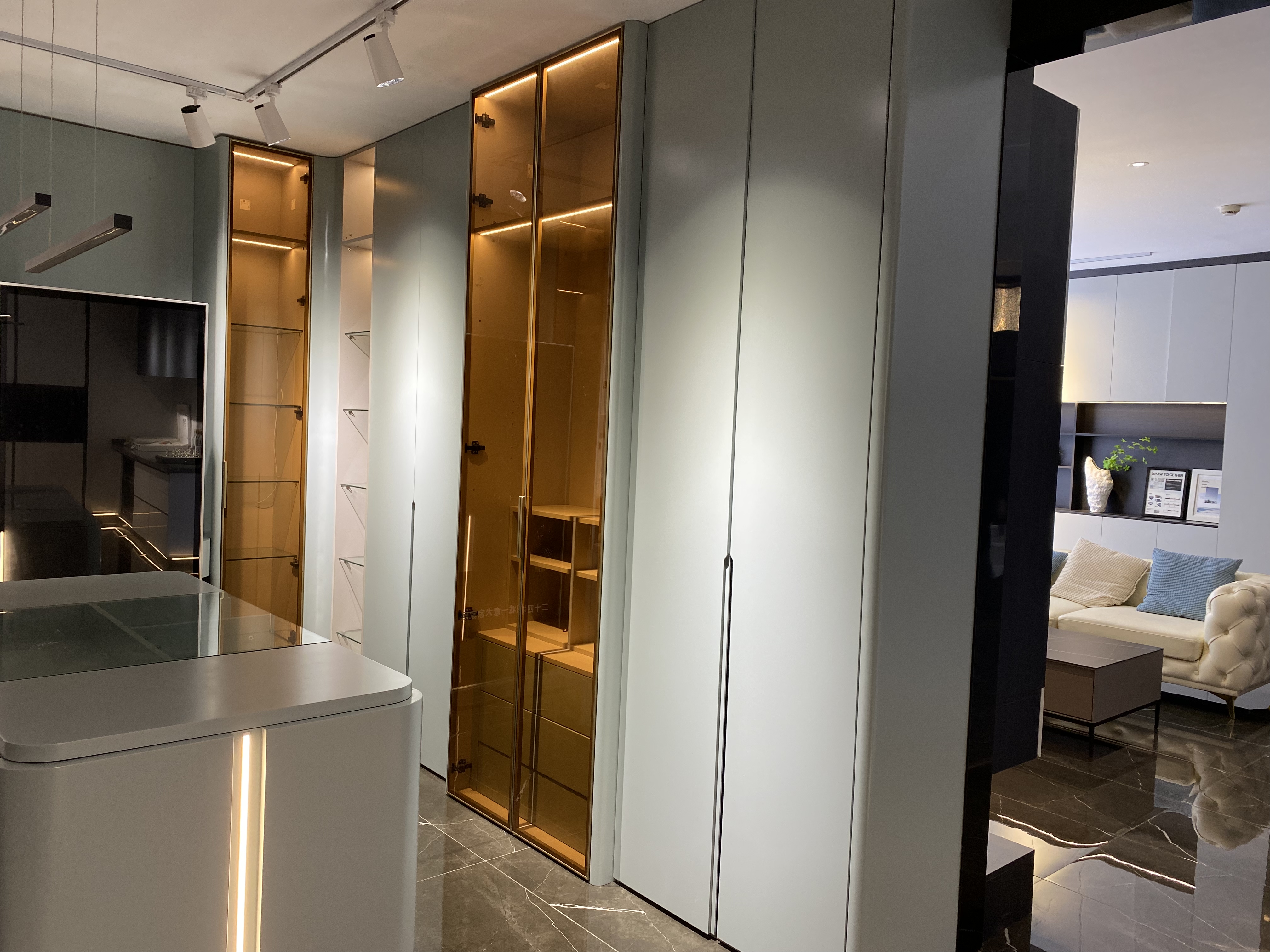 卧室整体定制衣柜与成品衣柜,新房子买成品衣柜还是定制衣柜