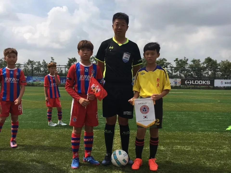 特写｜这么水平高、英语溜、培训强的裁判上哪儿找？