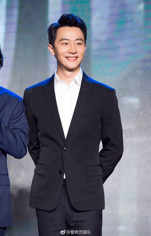 王俊凯蝴蝶结西装,王俊凯西装穿搭风格