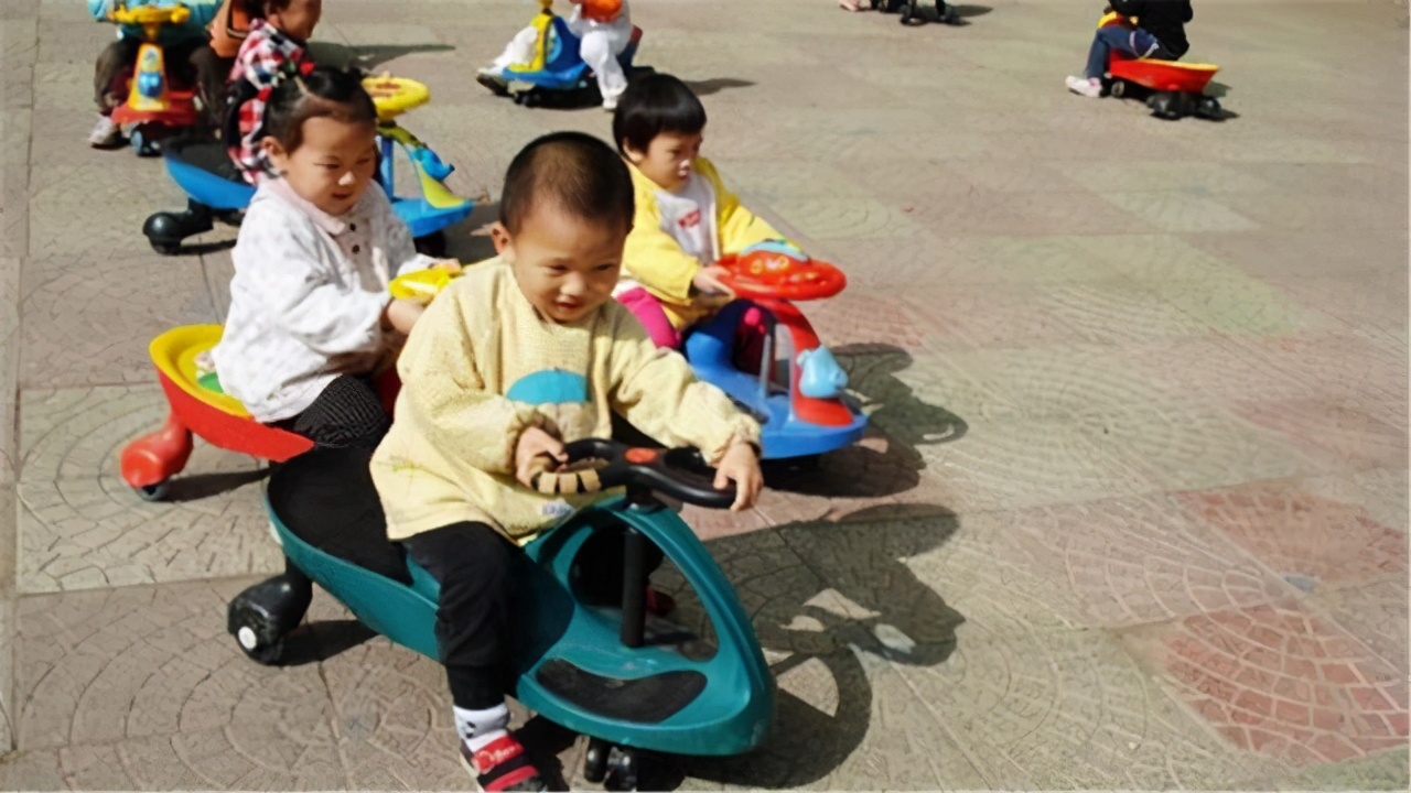 孩子在家玩扭扭车时被爸爸抢走,小孩扭扭车被抢