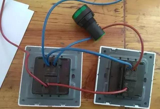 一个开关控制两个灯正确接法,两个开关控制一个灯怎么接电路图