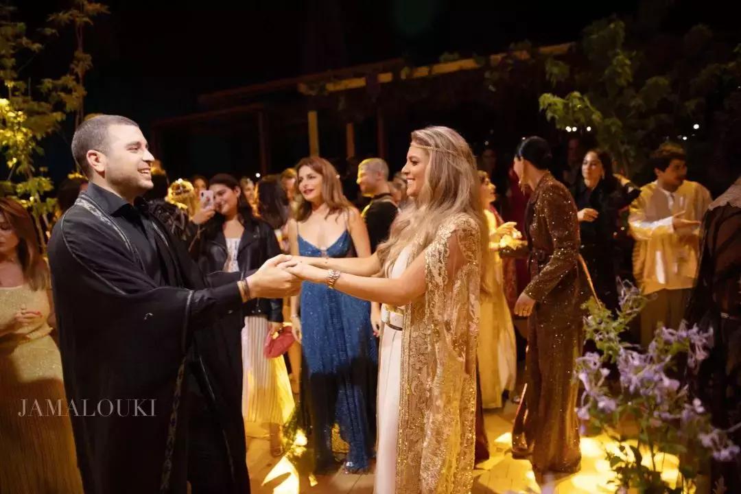 15万颗施华洛世奇水晶,eliesaab婚纱