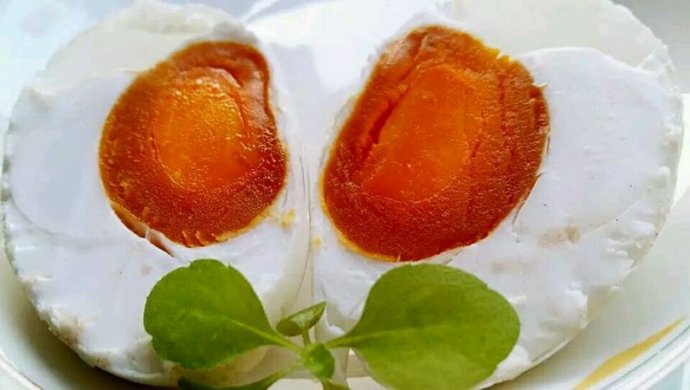 腌鸭蛋怎么腌才能流油,怎么腌鸭蛋腌的不咸还流油