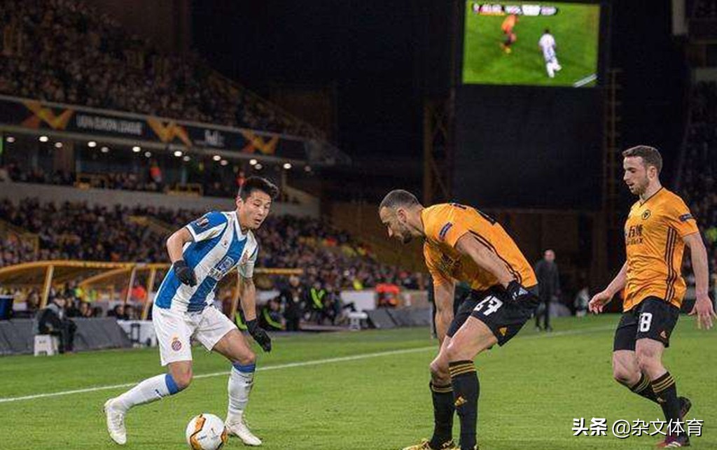 武磊的照片,武磊儿女为武磊加油