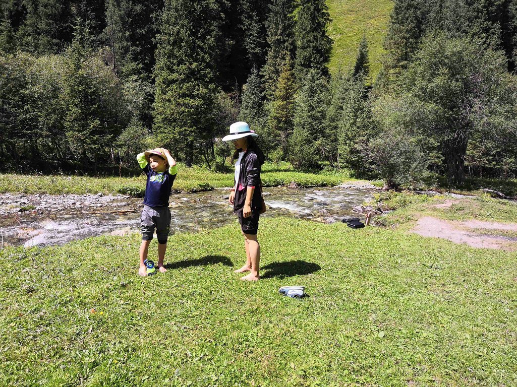 与*疆新**旅店老板共餐，直夸我土豆丝炒的好吃，后请我吃羊肉大餐