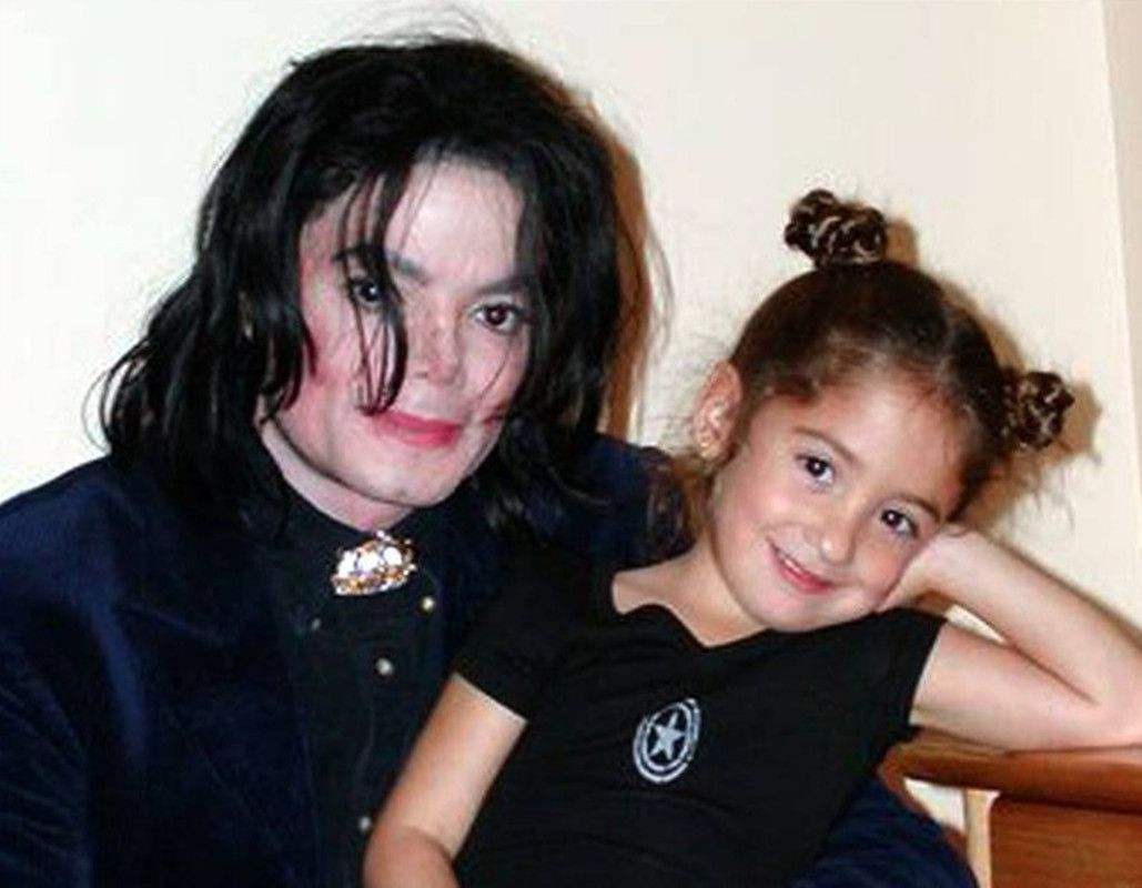 2009年，因父亲杰克逊去世遭受“非议”的帕里斯，今22岁卷土重来