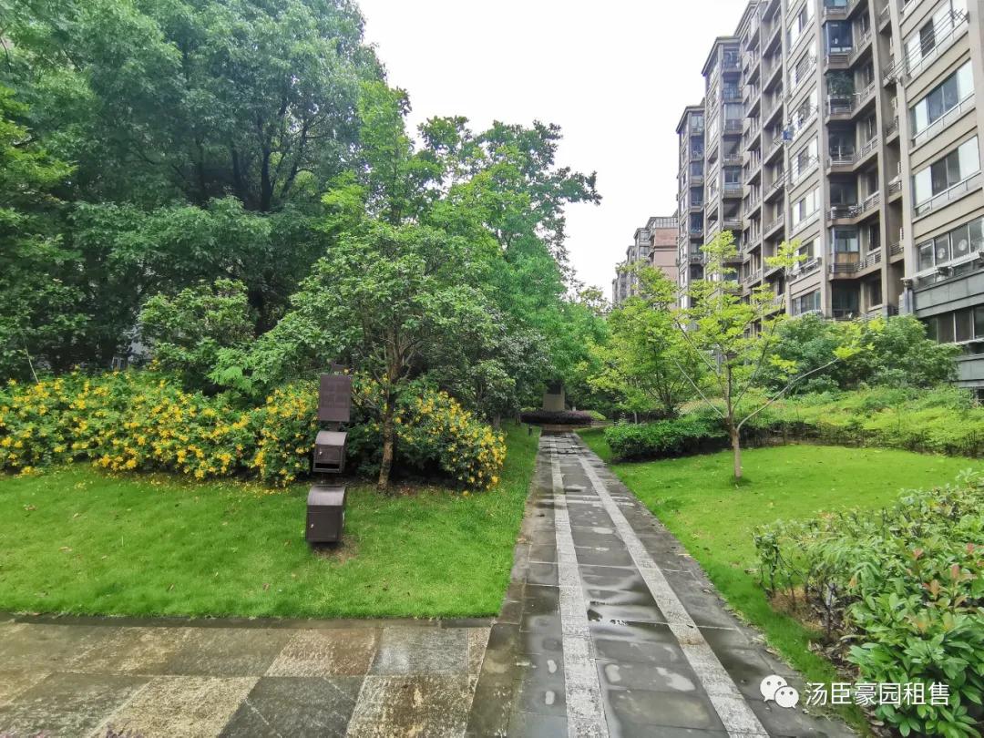 张江汤臣豪园四期新出精装修三房,业主自住保养不错,诚售1800W