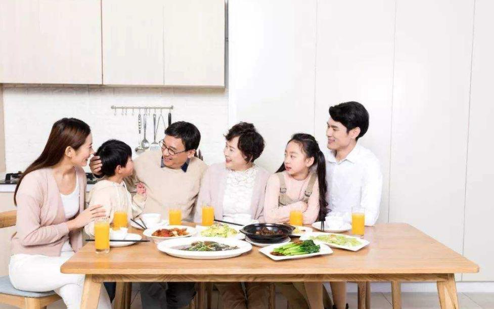 父母和孩子关系不好怎么安慰,父母与子女关系不好的原因