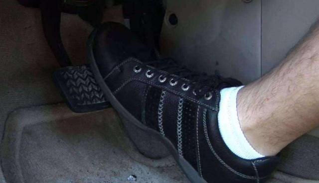 遇到油门卡死情况怎么处理,车油门卡死怎么办