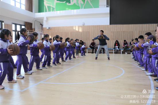 体育课堂生机勃勃,体育课堂趣味活动