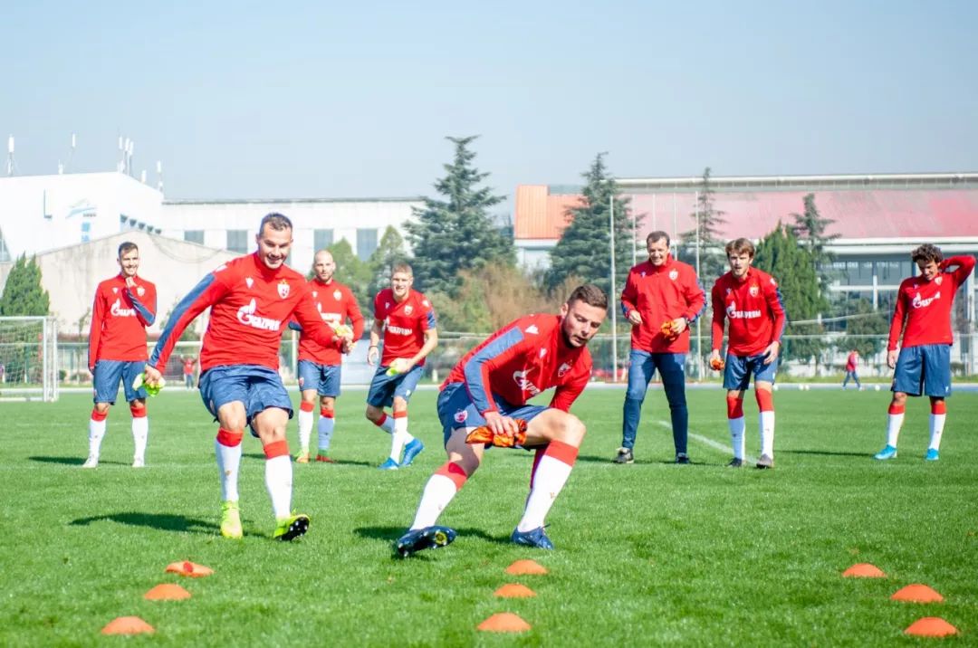 七彩云南国际足球邀请赛在昆明揭幕:红星和沙尔克04上演进球大战