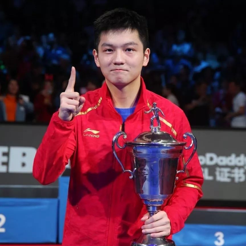 樊振东从小鲜肉到国乒领军人物,樊振东早期和粉丝牵手