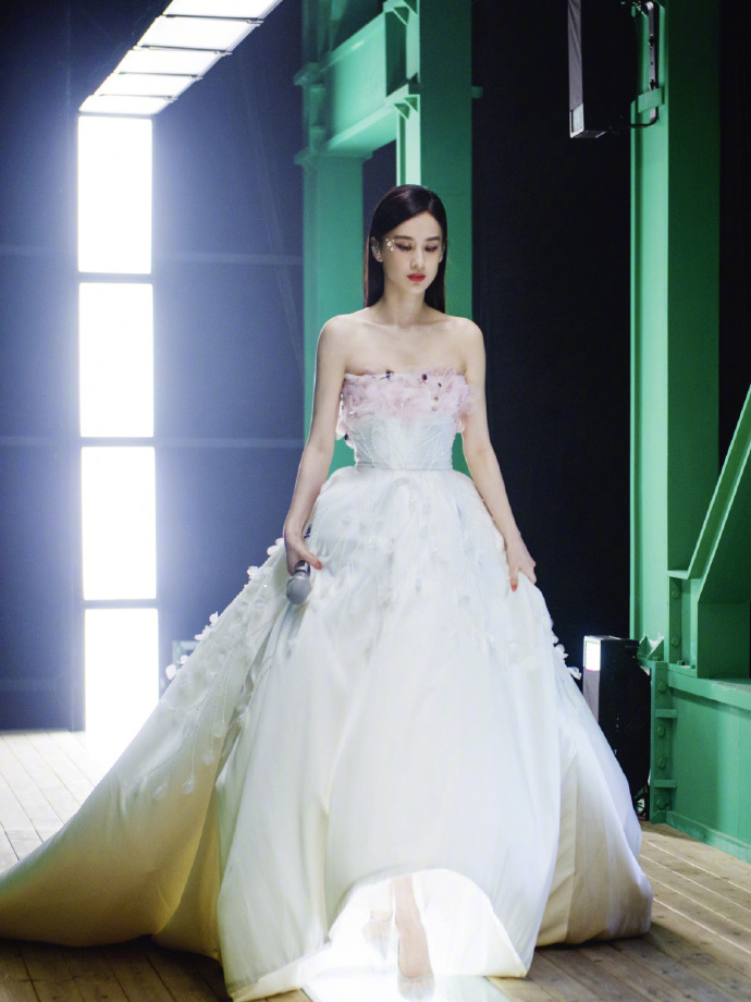 乘风破浪的姐姐黄圣依怎么不淘汰,黄圣依亮相乘风破浪的姐姐亮相