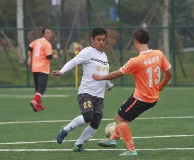 山东泰山队11连胜刷新纪录,泰山2-0击败青岛暂登赛区榜首