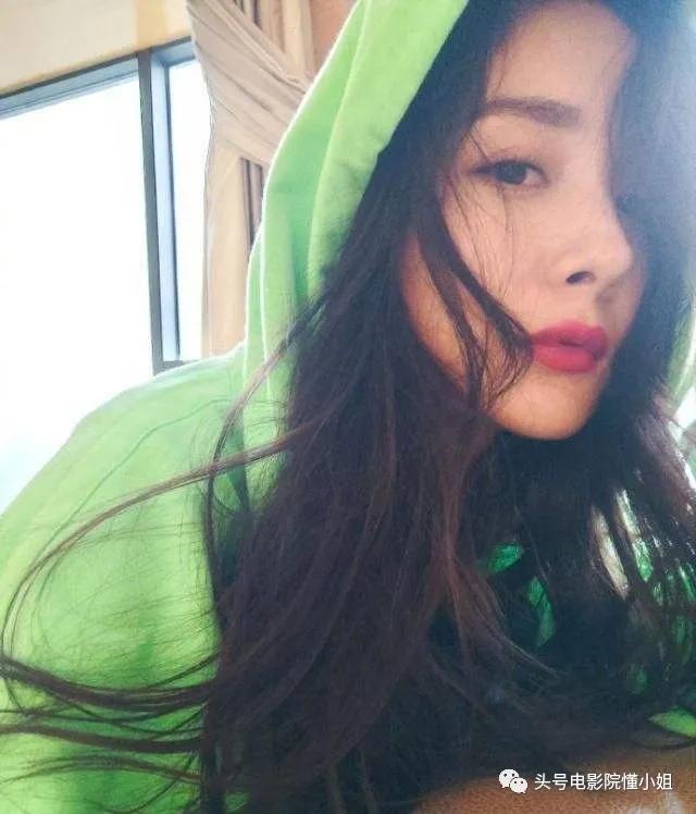 明星手机壳泄密:那英骂人名言火了,杨幂买9.9元便宜货,悲剧了