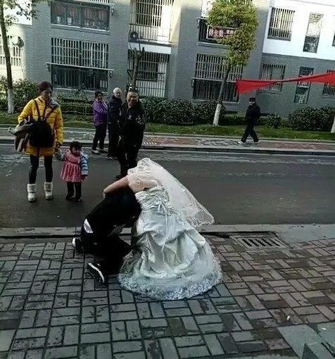 大喜之日，新娘和新郎看到这东西竟然打了起来，到底为什么呢？