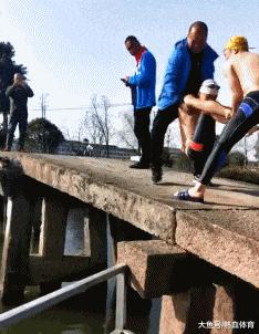 这只鹦鹉一直以为他是一只猴，所以每天都在重复做这个动作