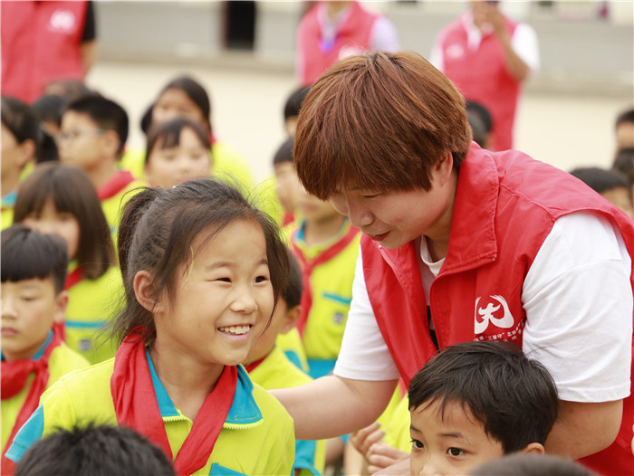 六一儿童节献爱心慰问活动,关爱困境儿童六一慰问暖童心