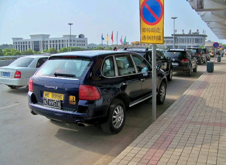 一副车牌是一个还是两个,一副车牌可以两辆车用吗