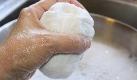 雨天后视镜看不清去除小妙招,后视镜雾气重怎么去除