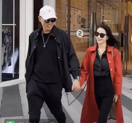 宝马靠租,别墅靠“吹”,摆拍秀恩爱:网红夫妇炫富,还有底线吗