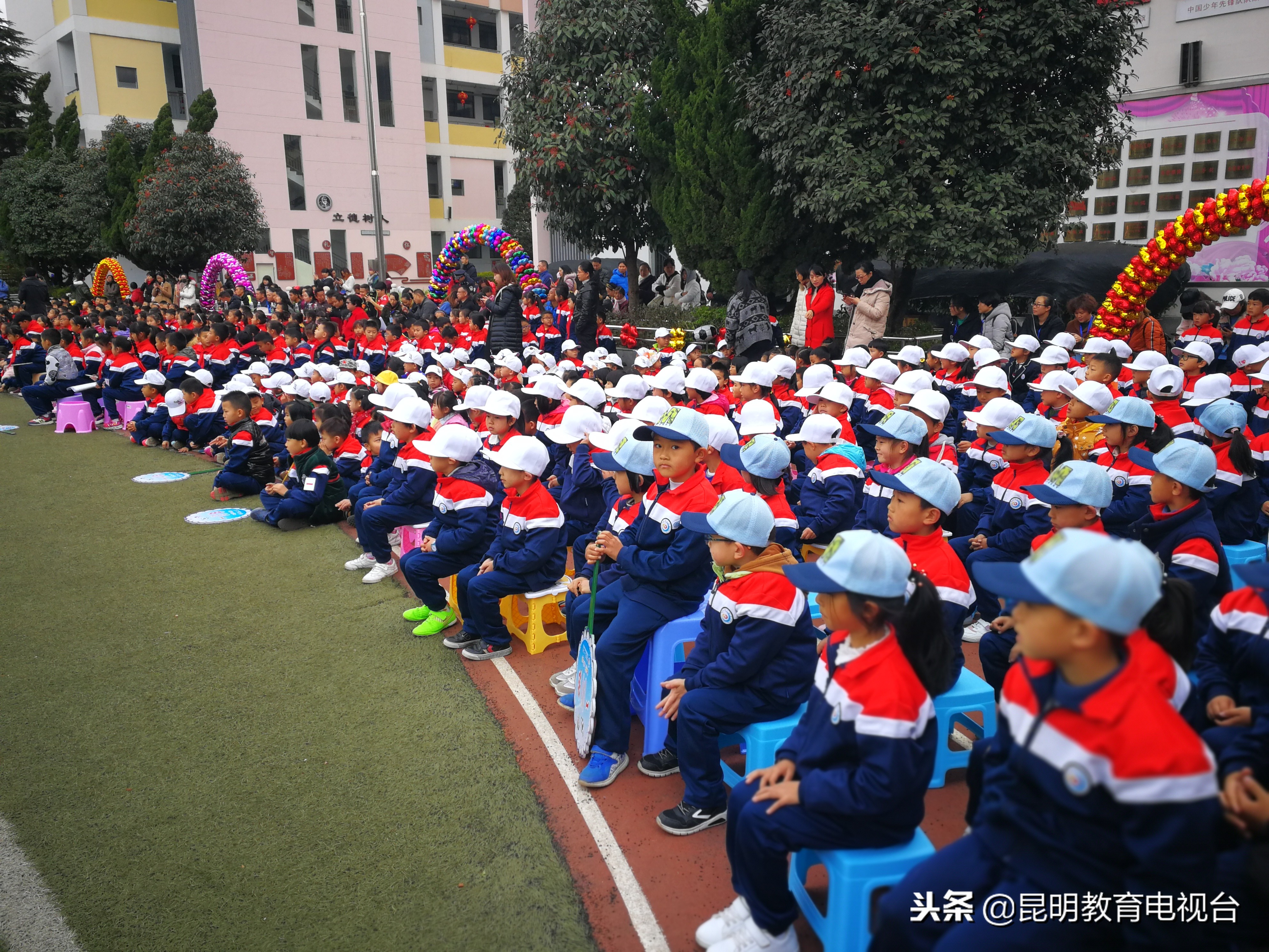 新迎一小：足球校友回母校展球技迎新年