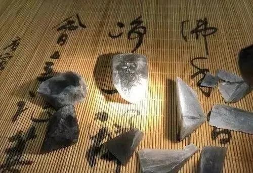 88万玻璃种原石,168万买原石一刀切出蛛网裂