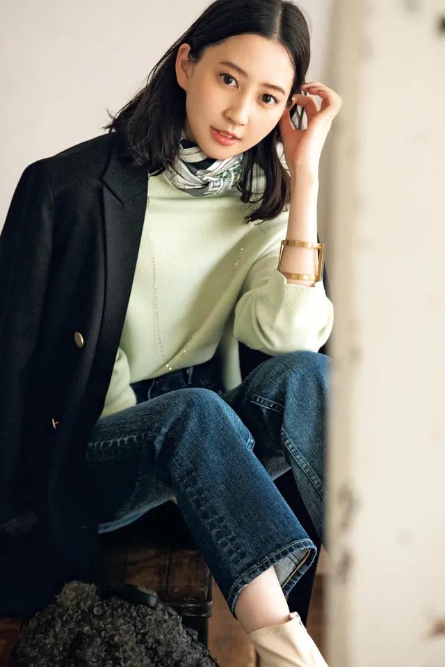 一条方丝巾怎么穿出时尚,素色丝巾的系法大全简单又好看