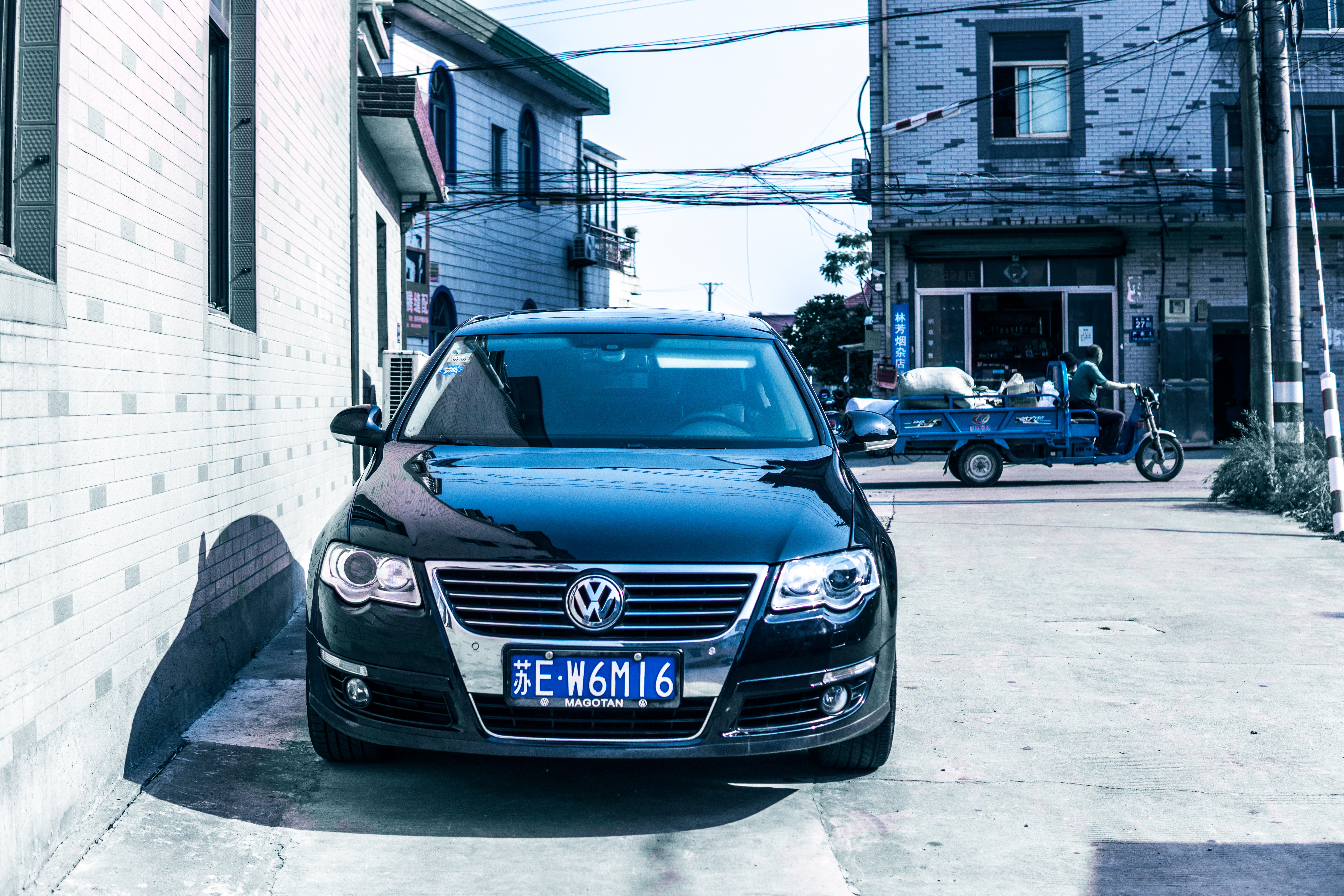 开着曾经的最美大众探寻废弃城堡，如今B6迈腾还值得购买吗？