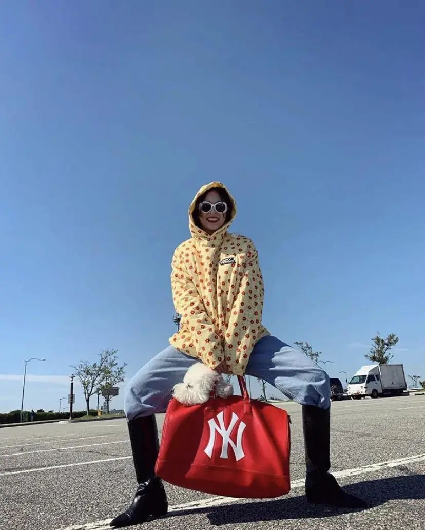 这才爆红一年就这么能“装”了?3w的包一背我都认不出来了…