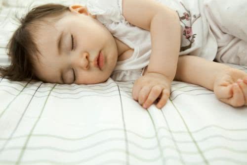 孩子梦游怎么办？一旦出现这些行为，别傻楞了，马上带孩子去医院