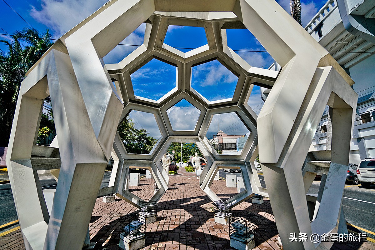 这里的肯德基加装防暴钢窗，保安用AK-47看店，此时此刻就在美洲