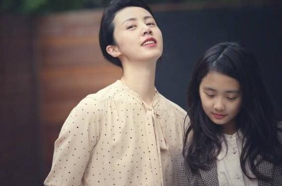 “最精致姥姥”惊现商场，和孙子胜似姐弟，网友：吃防腐剂了吧