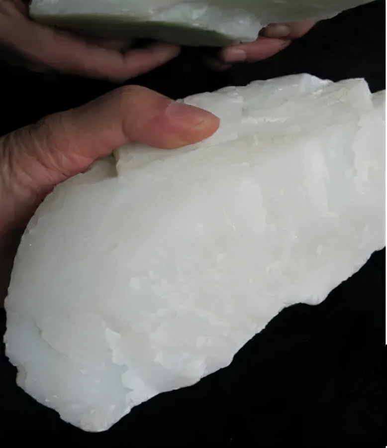 新疆且末籽料和且末山料的区别,和田玉山流水与山料籽料哪种好